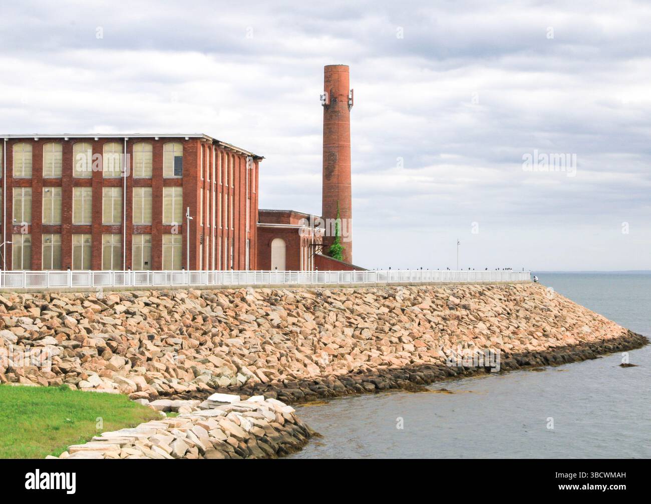 Covewalk à New Bedford, les usines abandonnées contrastent fortement avec l'imposante barrière contre les ouragans et les digues. Banque D'Images