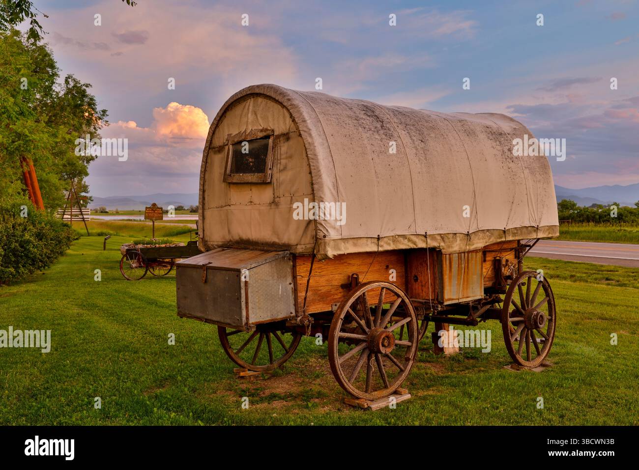États-Unis, Montana, Allentown. Lumière du soir sur le wagon couvert avec les couleurs du coucher du soleil du soir Banque D'Images