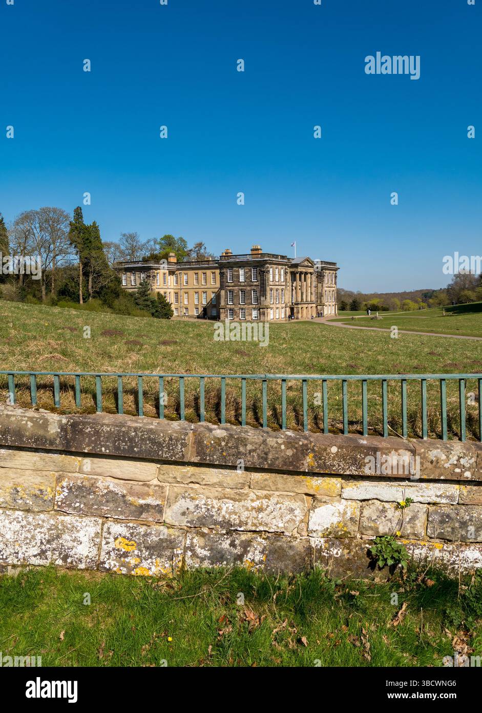 Calke Abbey Maison seigneuriale anglaise dans le Derbyshire par une journée ensoleillée en avril avec un ciel bleu clair au-dessus, Angleterre, Royaume-Uni Banque D'Images