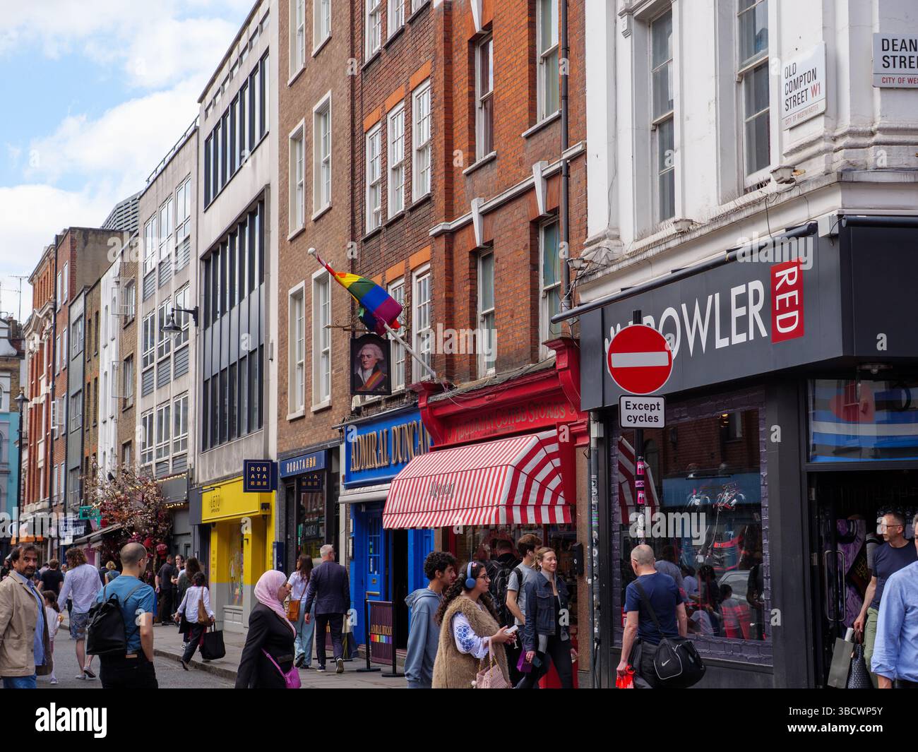 Les gens marchant le long de Old Compton Street, Soho, West End, Westminster, Londres, ROYAUME-UNI Banque D'Images