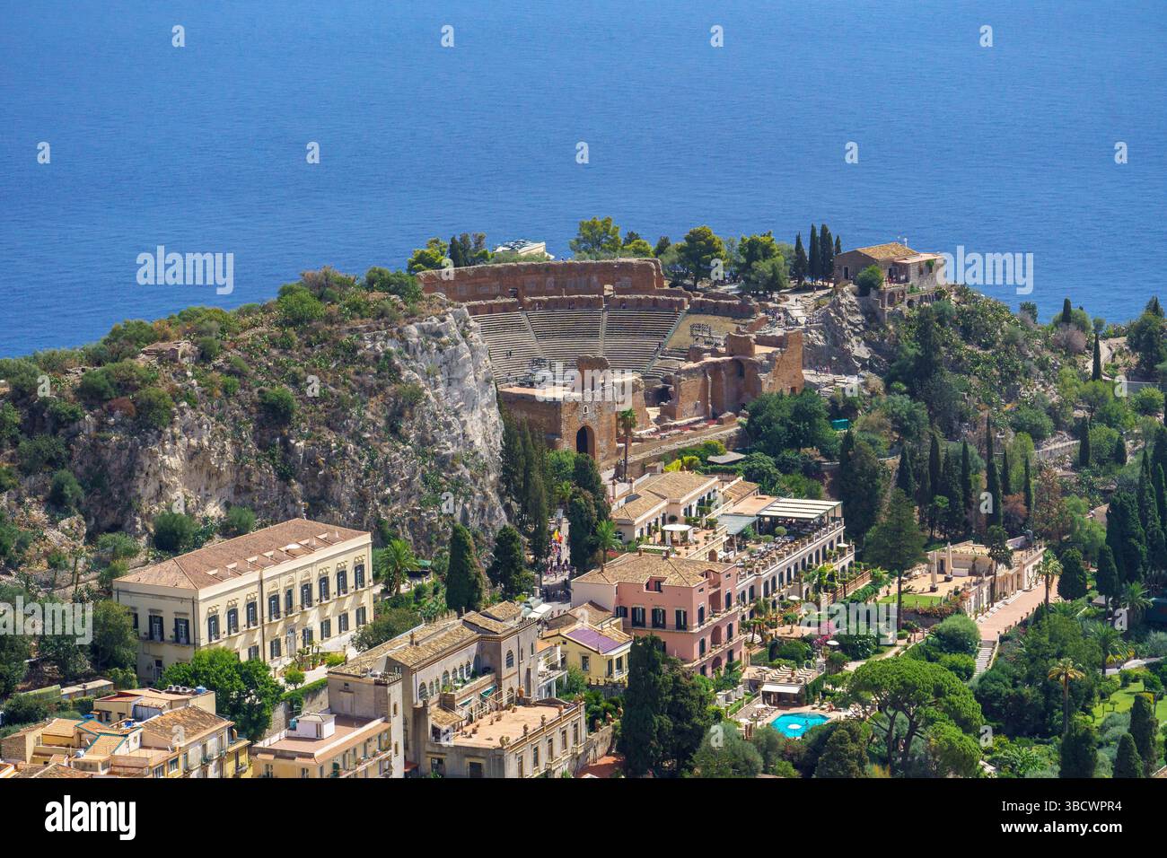 Vue aérienne des vestiges de l'ancien Théâtre grec hellénistique d'environ le IIIe siècle av. J.-C. situé à Taormine, en Sicile Banque D'Images