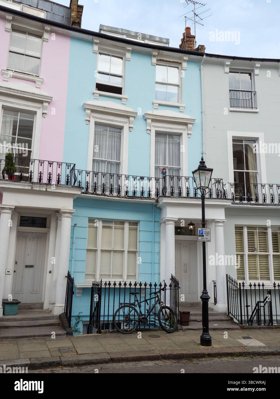 Maison mitoyenne à Chalcot Crescent qui a figuré dans les films Paddington Bear, Londres, Royaume-Uni Banque D'Images