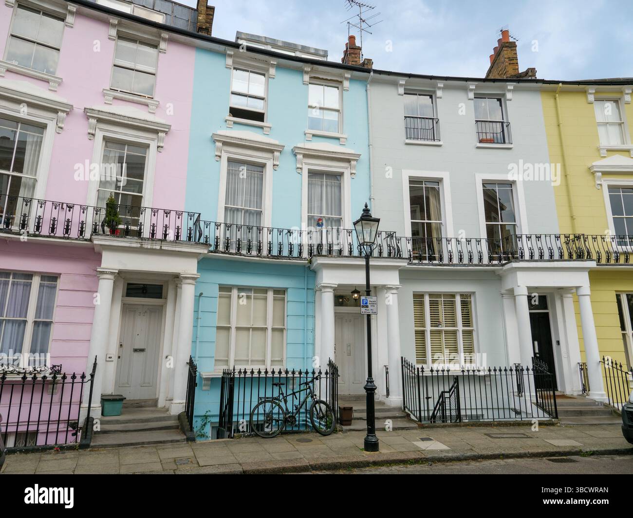 Maison mitoyenne à Chalcot Crescent qui a figuré dans les films Paddington Bear, Londres, Royaume-Uni Banque D'Images