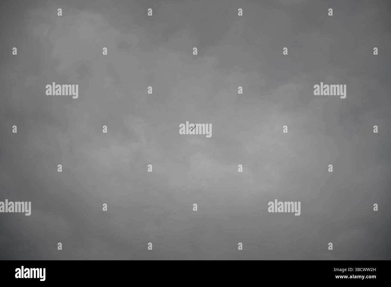 Nuages sombres au-dessus d'un champ agricole Banque D'Images