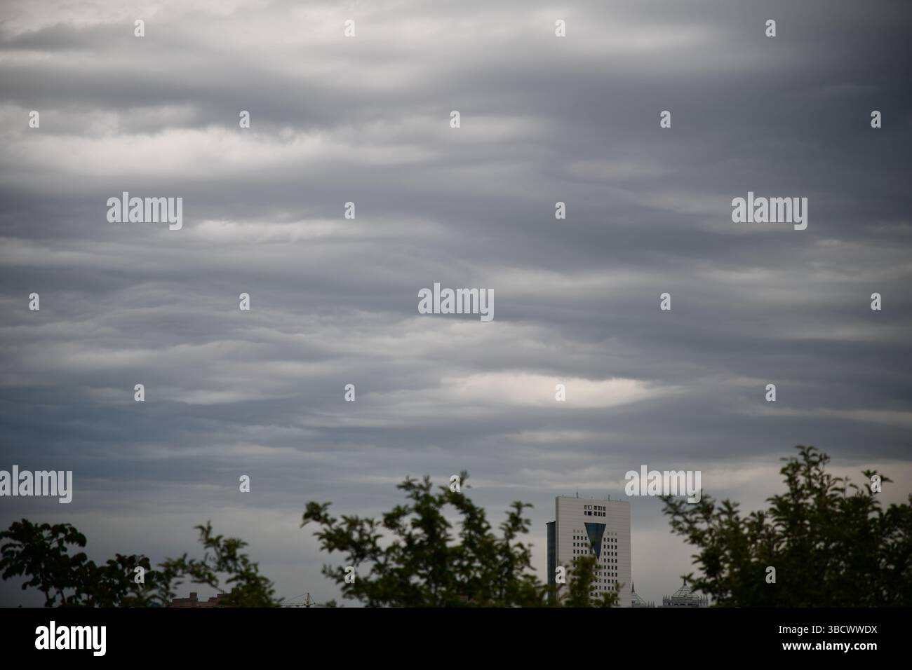 Nuages sombres au-dessus d'un champ agricole Banque D'Images