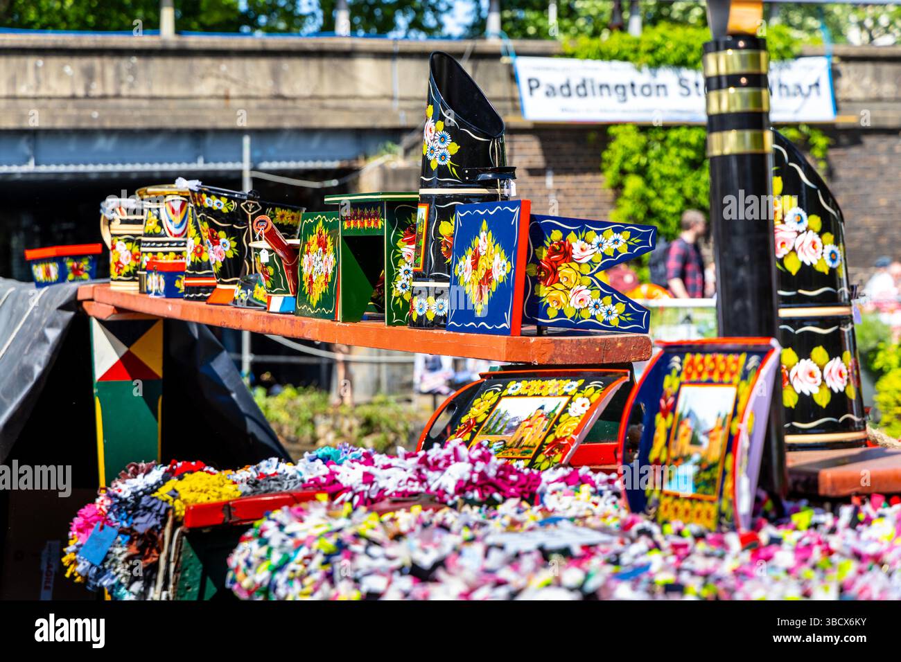 Roses et châteaux canal souvenirs d'art folklorique à vendre sur le bateau étroit en bois historique de 1936 The Roger à l'IWA Canalway Cavalcade 2025, Londres, Angleterre Banque D'Images