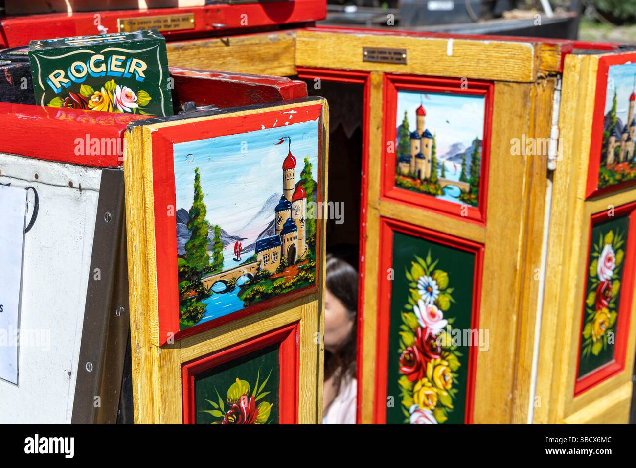 Roses et châteaux style porte peinte sur l'historique Bushell Brothers 1936 bateau étroit en bois The Roger à IWA Canalway Cavalcade 2025, Londres, Angleterre Banque D'Images