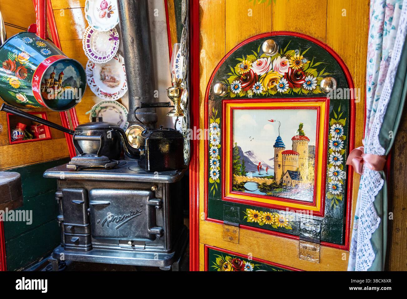 Cuisine de l'historique Bushell Brothers 1936 dernier bateau étroit en bois le Roger à IWA Canalway Cavalcade 2025, Londres, Angleterre Banque D'Images