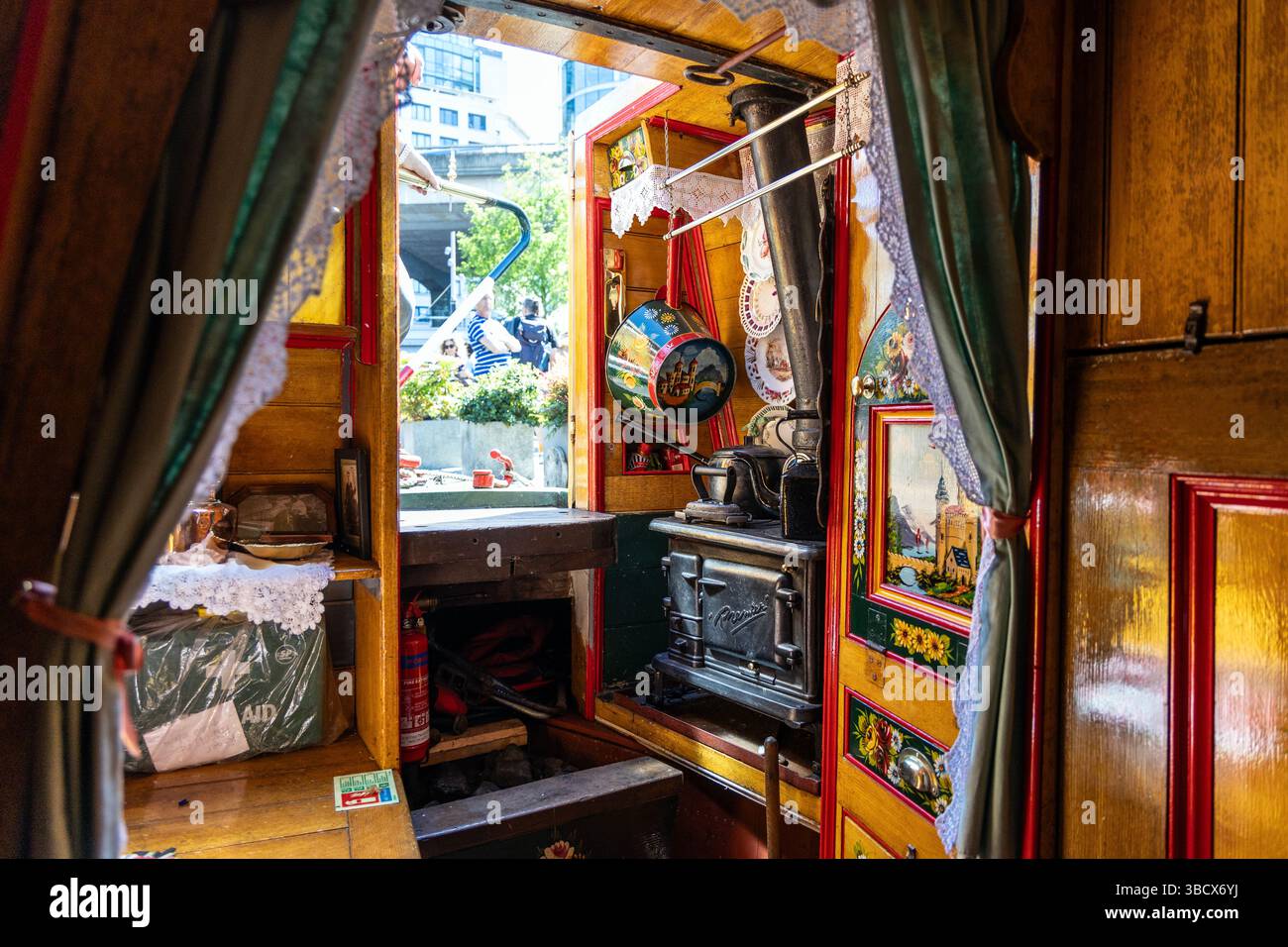 Habitations de l'historique Bushell Brothers 1936 bateau étroit en bois le Roger à l'IWA Canalway Cavalcade 2025, Londres, Angleterre Banque D'Images
