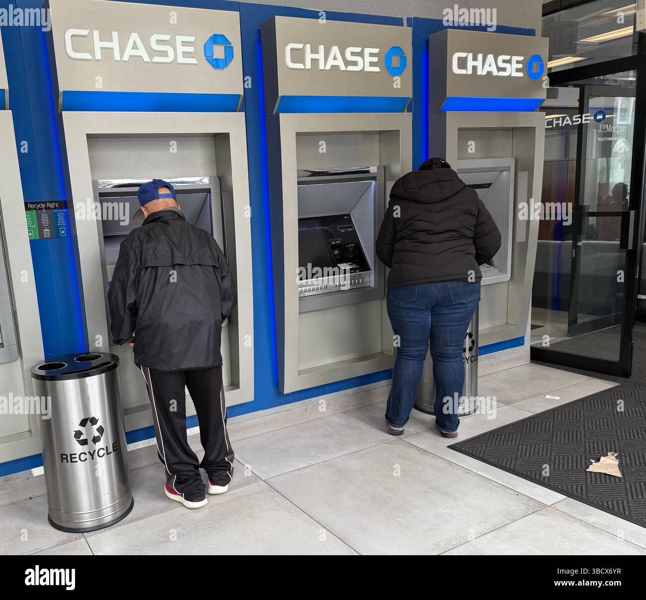 Les gens utilisent des distributeurs automatiques de billets dans une succursale de Chase Bank sur Flatbush Avenue à Brooklyn, New York. Banque D'Images