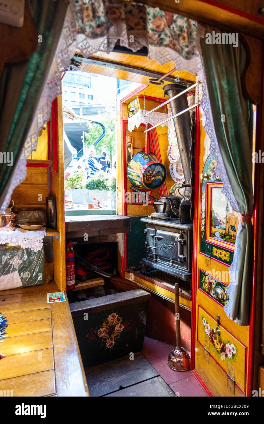 Habitations de l'historique Bushell Brothers 1936 bateau étroit en bois le Roger à l'IWA Canalway Cavalcade 2025, Londres, Angleterre Banque D'Images