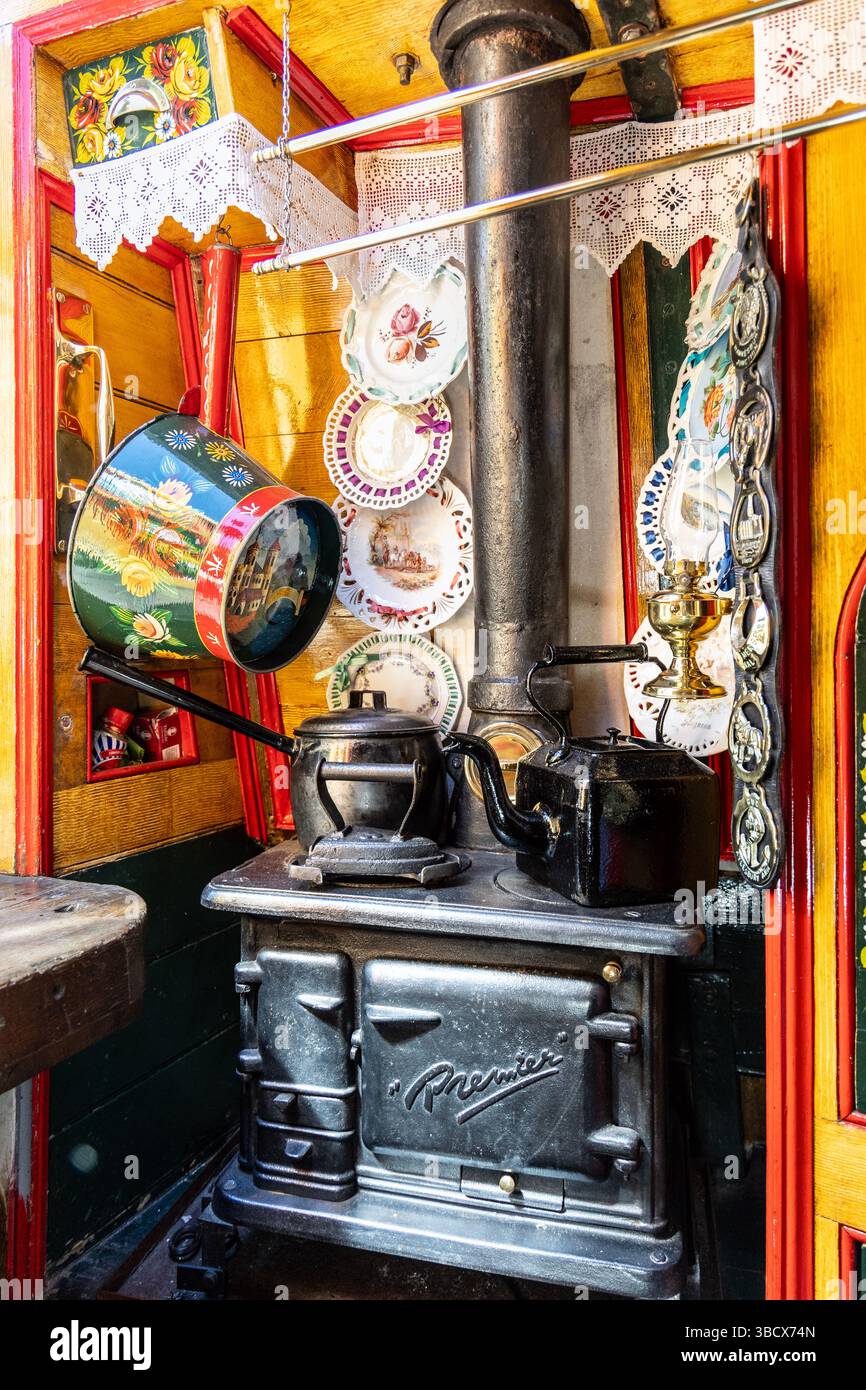 Habitations de l'historique Bushell Brothers 1936 bateau étroit en bois le Roger à l'IWA Canalway Cavalcade 2025, Londres, Angleterre Banque D'Images