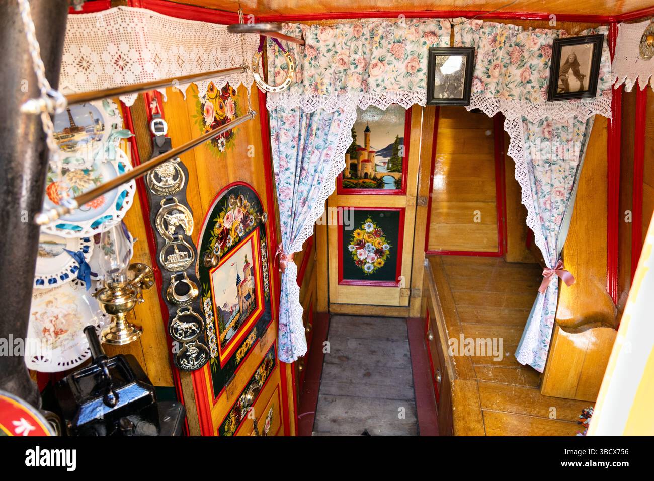 Habitations de l'historique Bushell Brothers 1936 bateau étroit en bois le Roger à l'IWA Canalway Cavalcade 2025, Londres, Angleterre Banque D'Images