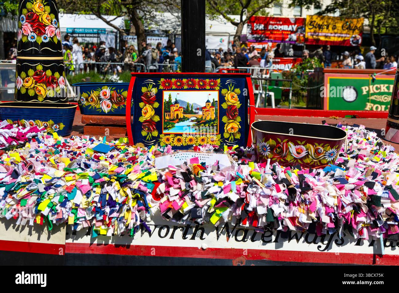 Roses et châteaux canal souvenirs d'art folklorique à vendre sur le bateau étroit en bois historique de 1936 The Roger à l'IWA Canalway Cavalcade 2025, Londres, Angleterre Banque D'Images