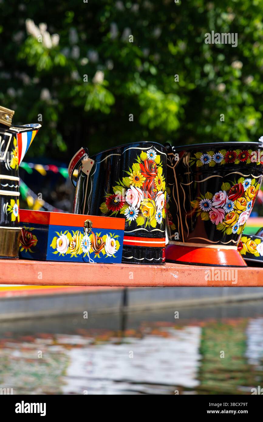 Roses et châteaux canal souvenirs d'art folklorique à vendre sur le bateau étroit en bois historique de 1936 The Roger à l'IWA Canalway Cavalcade 2025, Londres, Angleterre Banque D'Images