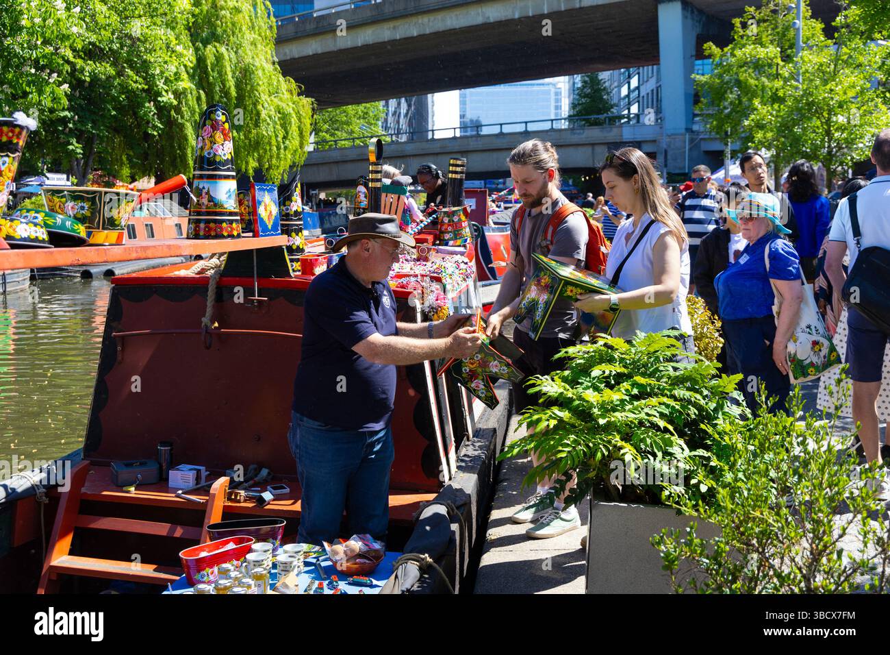 Roses et châteaux canal souvenirs d'art folklorique à vendre sur le bateau étroit en bois historique de 1936 The Roger à l'IWA Canalway Cavalcade 2025, Londres, Angleterre Banque D'Images