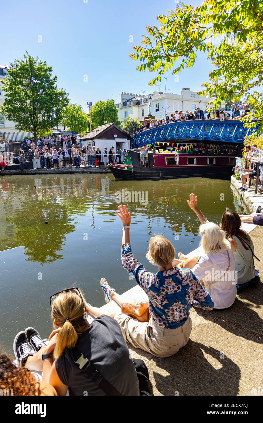 Les gens qui encouragent les bateaux approchant du canal à IWA Canalway Cavalcade 2025, Londres, Angleterre Banque D'Images