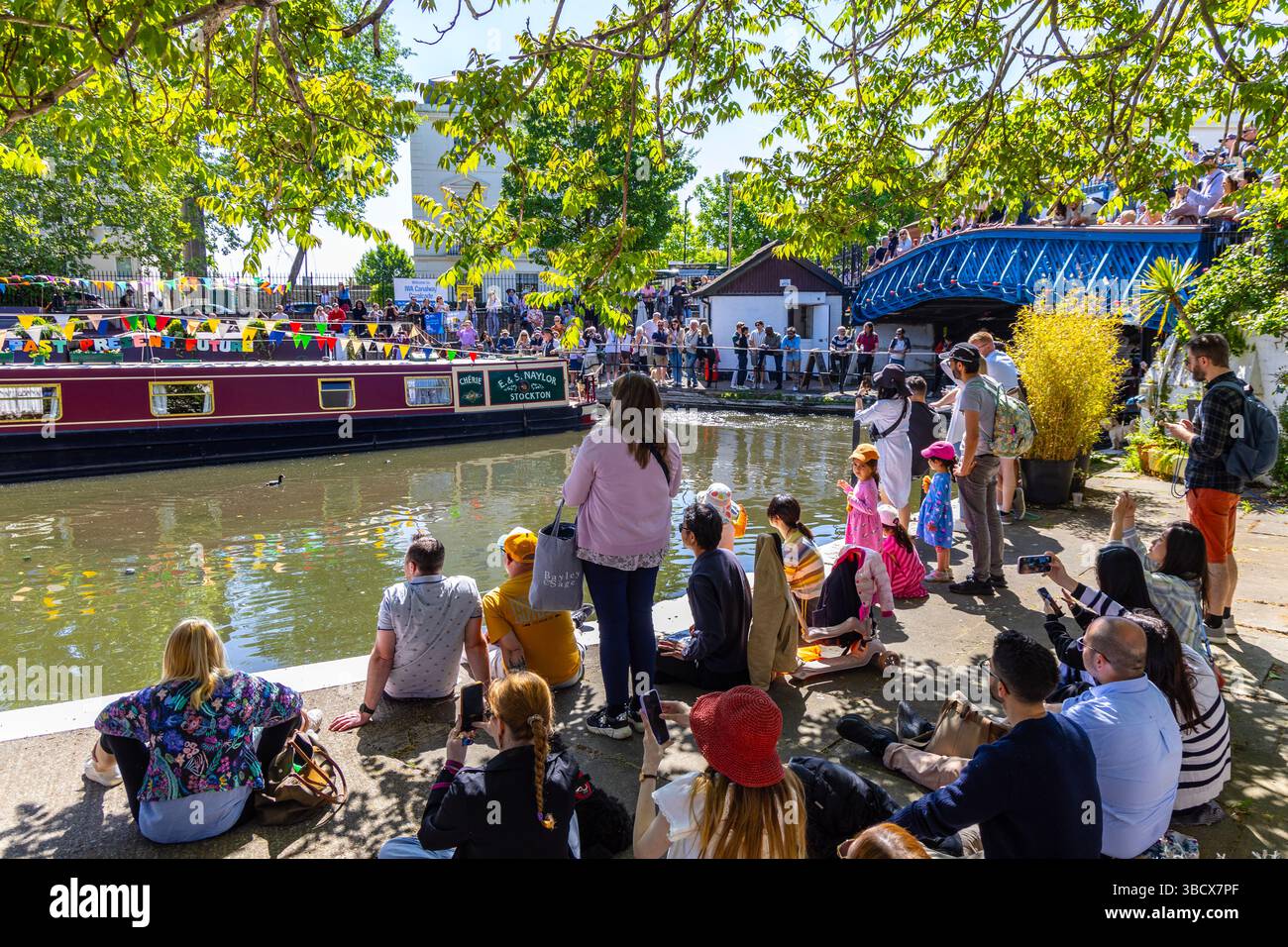 Les gens qui encouragent les bateaux approchant du canal à IWA Canalway Cavalcade 2025, Londres, Angleterre Banque D'Images