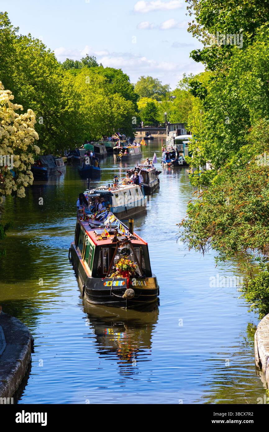 Bateaux de canal de concours en attente lors de l'IWA Canalway Cavalcade 2025, Londres, Angleterre Banque D'Images