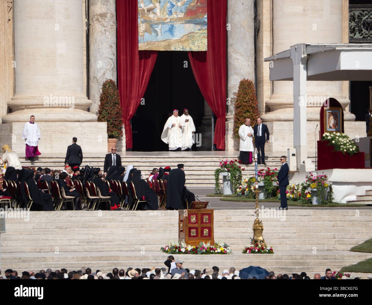 Préparation de la messe inaugurale du pontificat du Pape Léon XIV Banque D'Images