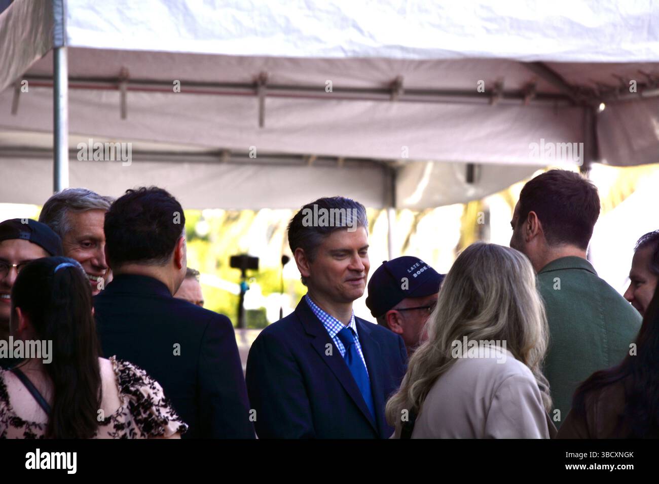 Los Angeles, États-Unis. 21 mai 2025. Michael Schur, scénariste et producteur de télévision, est vu dans la foule avant le dévoilement de sa vedette lors de sa cérémonie du Walk of Fame à Hollywood le 21 mai 2025 à Los Angeles, en Californie. Schur, surtout connu pour avoir créé The Good place, Parks and Recreation, et co-créé Brooklyn Nine-Nine, a été honoré pour sa contribution à la comédie télévisée. Crédit : Sharon Graphics/Alamy Live News Banque D'Images