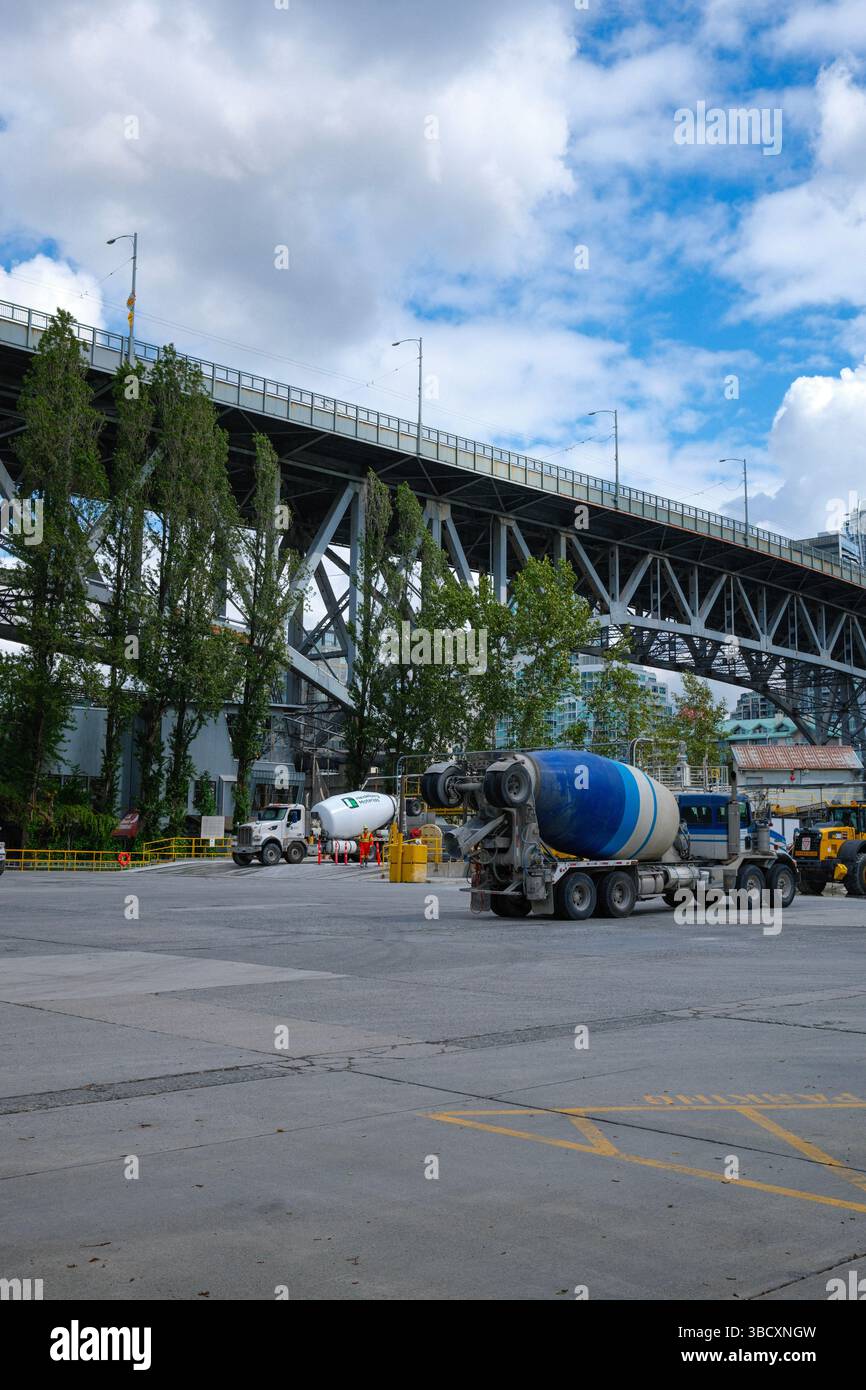 Pont de la rue Granville passant au-dessus d'un camion de ciment à l'usine de ciment Heidelberg Materials sur Granville Island, Vancouver, C.-B. Banque D'Images