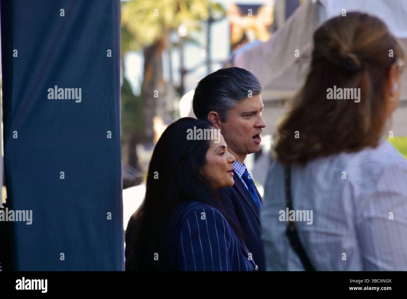 Los Angeles, États-Unis. 21 mai 2025. Michael Schur, scénariste et producteur de télévision, parle avec une femme lors de sa cérémonie du Hollywood Walk of Fame, le 21 mai 2025, à Los Angeles, en Californie. Le moment franc s'est produit avant le dévoilement officiel de sa star honorant ses contributions à la télévision comique. Crédit : Sharon Graphics/Alamy Live News Banque D'Images