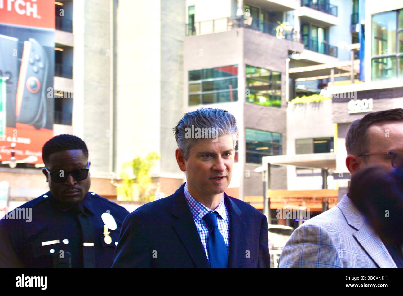 Los Angeles, États-Unis. 21 mai 2025. Michael Schur, scénariste et producteur de télévision, accueille les fans après le dévoilement de sa vedette de la cérémonie du Walk of Fame à Hollywood le 21 mai 2025 à Los Angeles, en Californie. Schur, surtout connu pour avoir créé The Good place, Parks and Recreation, et co-créé Brooklyn Nine-Nine, a été honoré pour sa contribution à la comédie télévisée. Crédit : Sharon Graphics/Alamy Live News Banque D'Images