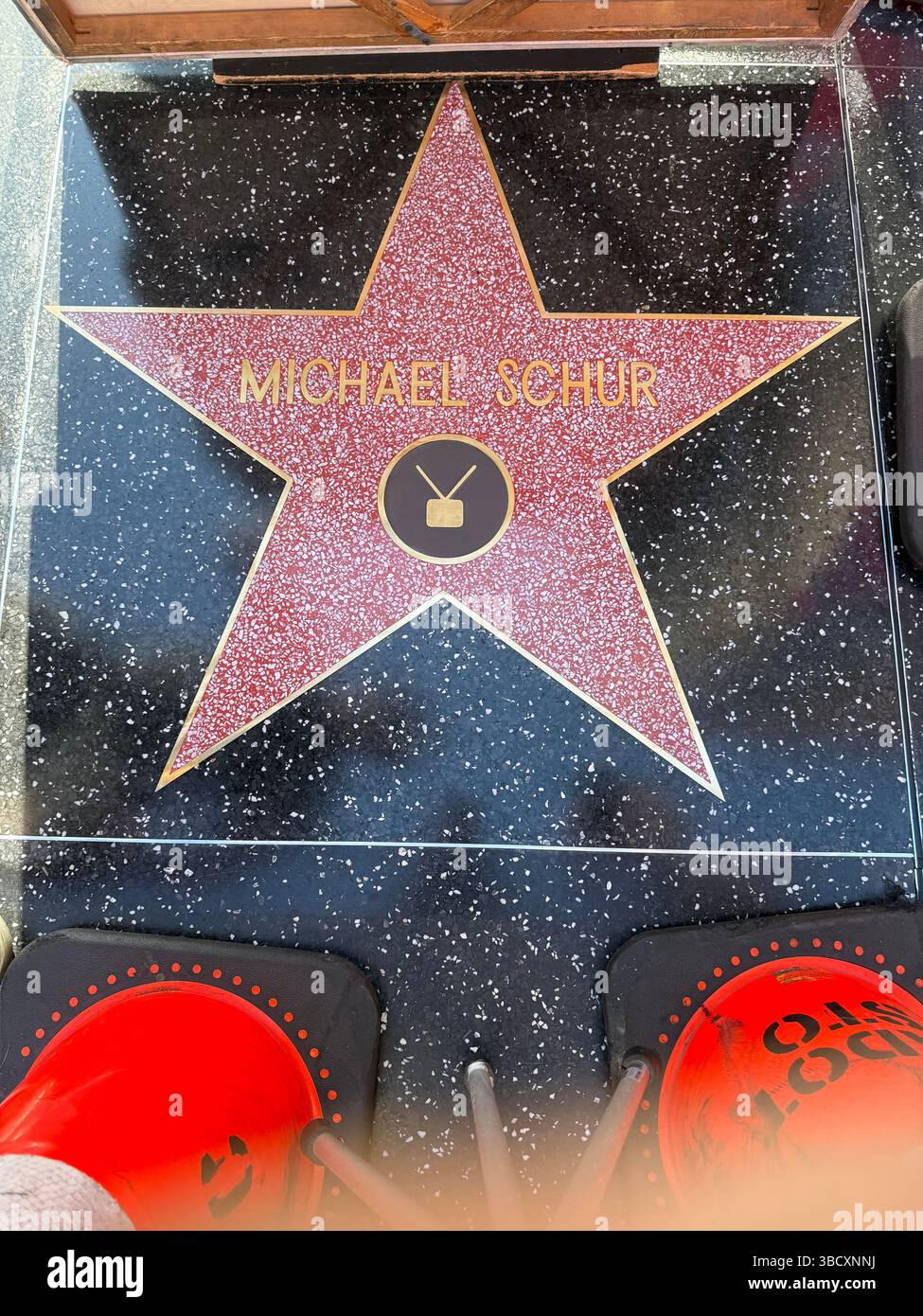 Los Angeles, États-Unis. 21 mai 2025. Une vedette nouvellement dévoilée honorant le scénariste et producteur Michael Schur est exposée sur le Hollywood Walk of Fame après sa cérémonie officielle le 21 mai 2025. Située sur Hollywood Boulevard à Los Angeles, en Californie, la star reconnaît le travail influent de Schur dans la comédie télévisée. Crédit : Sharon Graphics/Alamy Live News Banque D'Images