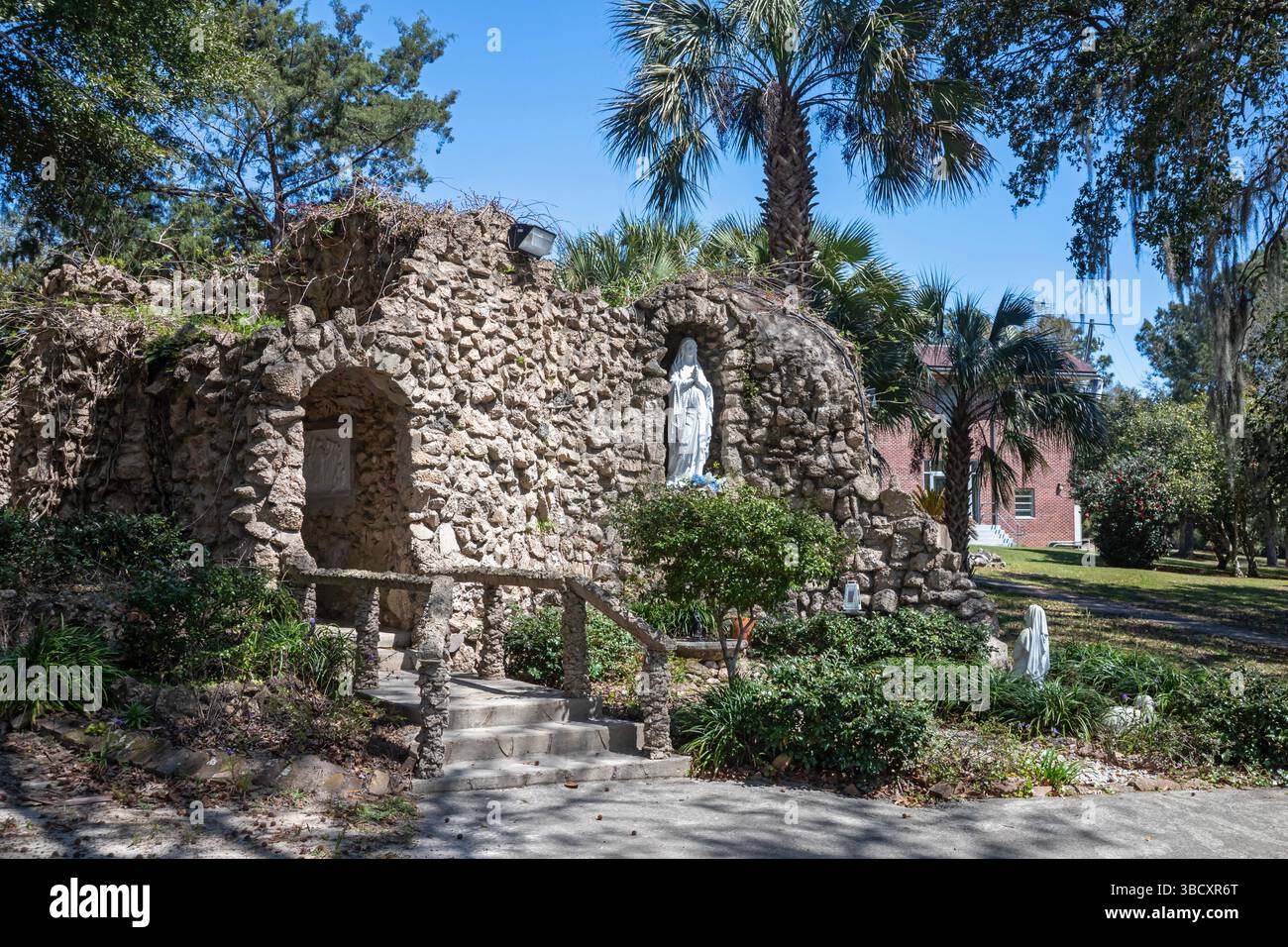 Bay : Louis, Mississippi - la grotte de Lourdes au Séminaire Augustine. Fondé en 1920, le sénimaire éduque la plupart des hommes noirs qui sont devenus PRI Banque D'Images