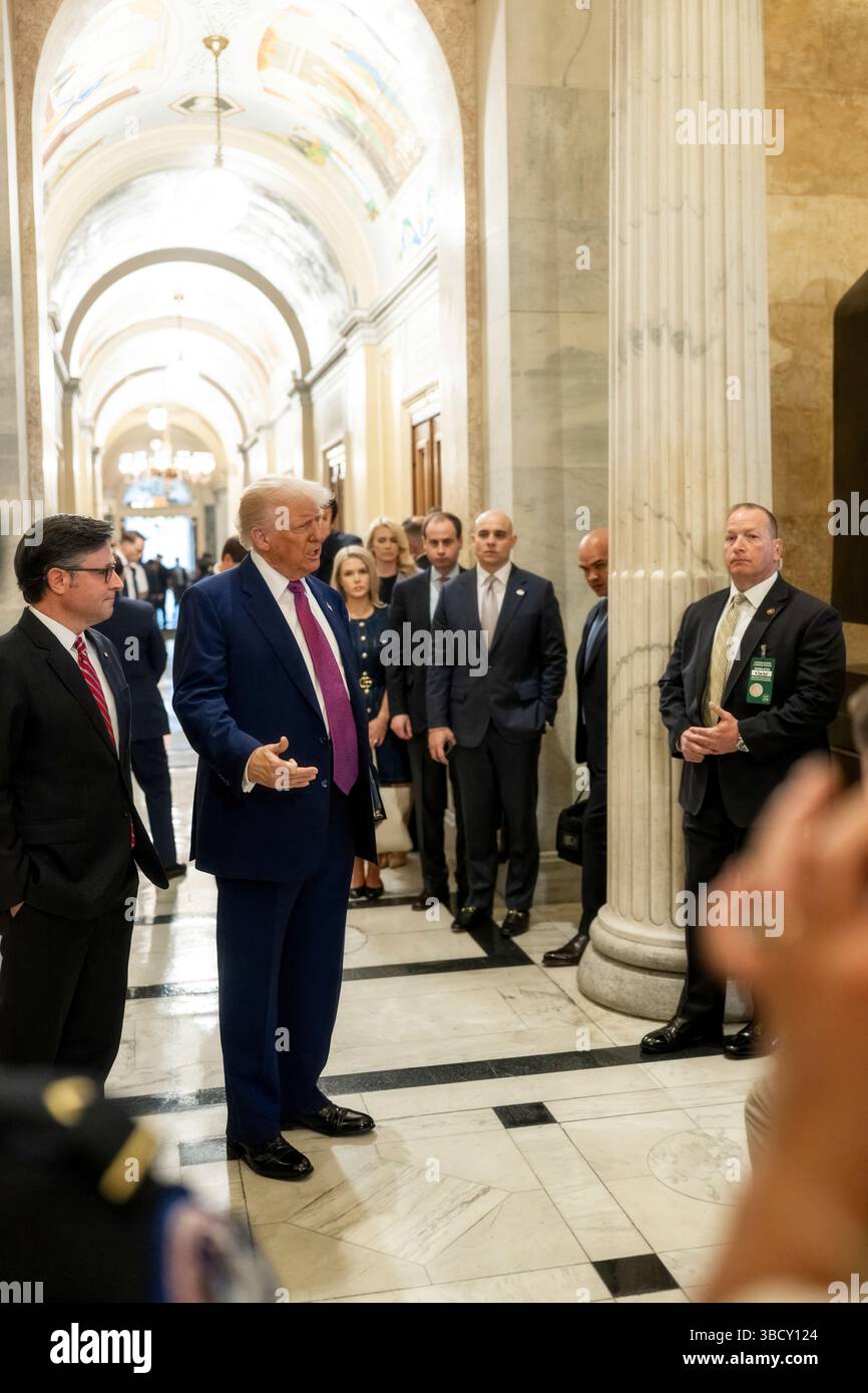 Le président Donald Trump parle aux membres des médias après son arrivée au Capitole des États-Unis à Washington, D.C. le mardi 20 mai 2025, rencontrer la Conférence GOP de la Chambre au sujet de l'adoption de son projet de loi budgétaire. (Photo officielle de la Maison Blanche par Molly Riley) Banque D'Images