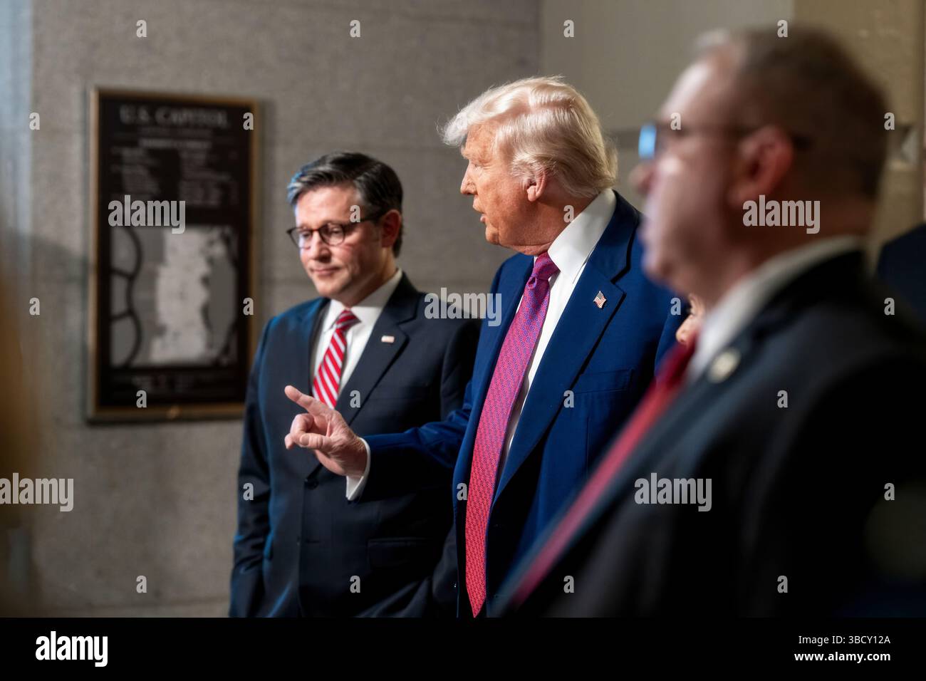 Président Donald Trump Président de la Chambre Mike Johnson s'adresse aux membres des médias au Capitole des États-Unis à Washington, D.C. le mardi 20 mai 2025, avant de rencontrer la Conférence GOP de la Chambre au sujet de l'adoption de son projet de loi budgétaire. (Photo officielle de la Maison Blanche par Molly Riley) Banque D'Images