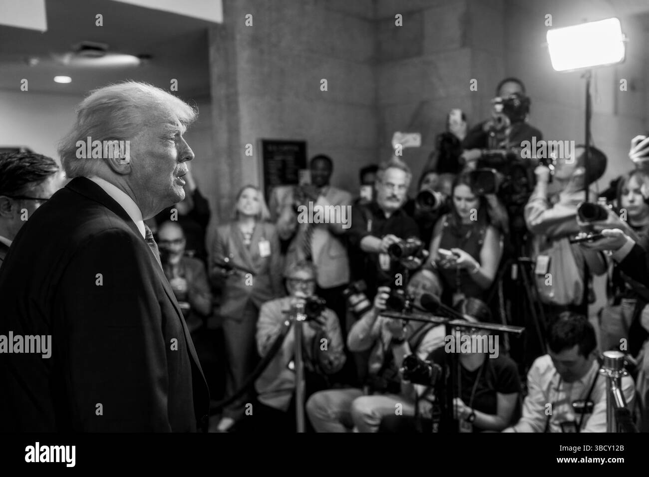 Le président Donald Trump s’entretient avec des membres des médias après avoir prononcé un discours lors de la Conférence du GOP de la Chambre sur l’adoption de son projet de loi budgétaire, mardi 20 mai 2025, au Capitole des États-Unis à Washington, DC (photo officielle de la Maison Blanche par Molly Riley) Banque D'Images