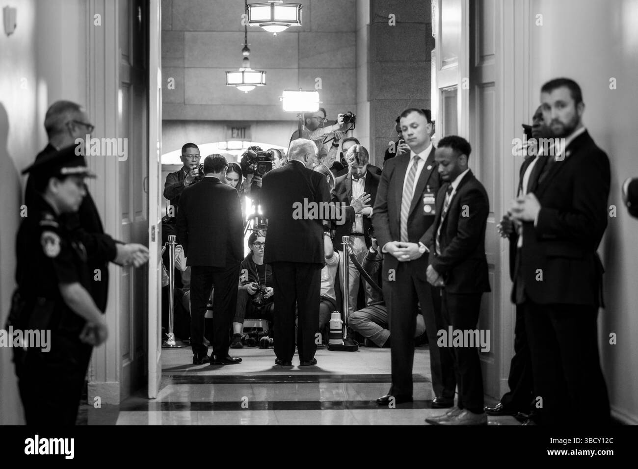 Le président Donald Trump s’entretient avec des membres des médias après avoir prononcé un discours lors de la Conférence du GOP de la Chambre sur l’adoption de son projet de loi budgétaire, mardi 20 mai 2025, au Capitole des États-Unis à Washington, DC (photo officielle de la Maison Blanche par Molly Riley) Banque D'Images