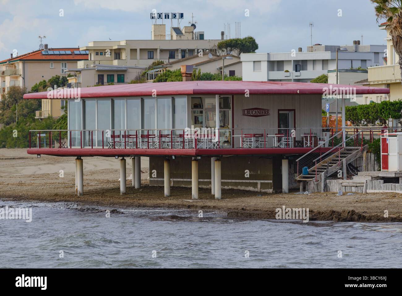 Un grand restaurant côtier construit sur pilotis avec une terrasse panoramique donnant sur la mer Méditerranée, San Vincenzo, Toscane, Italie Banque D'Images