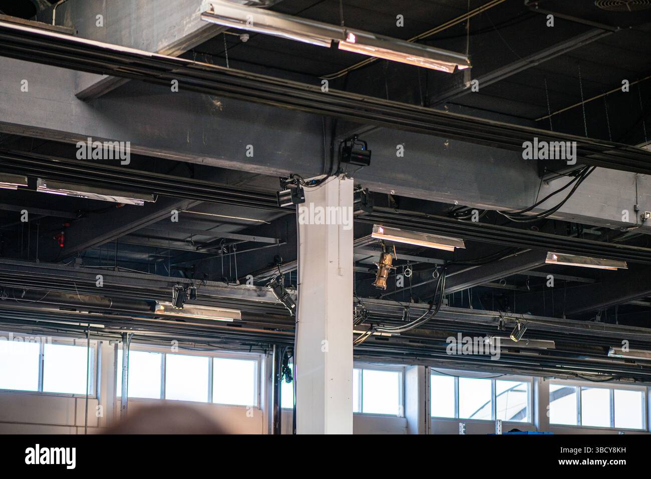 Une vue détaillée du câblage et des connexions d'un système électronique installés directement sur un plafond en béton brut dans un cadre architectural moderne. Banque D'Images