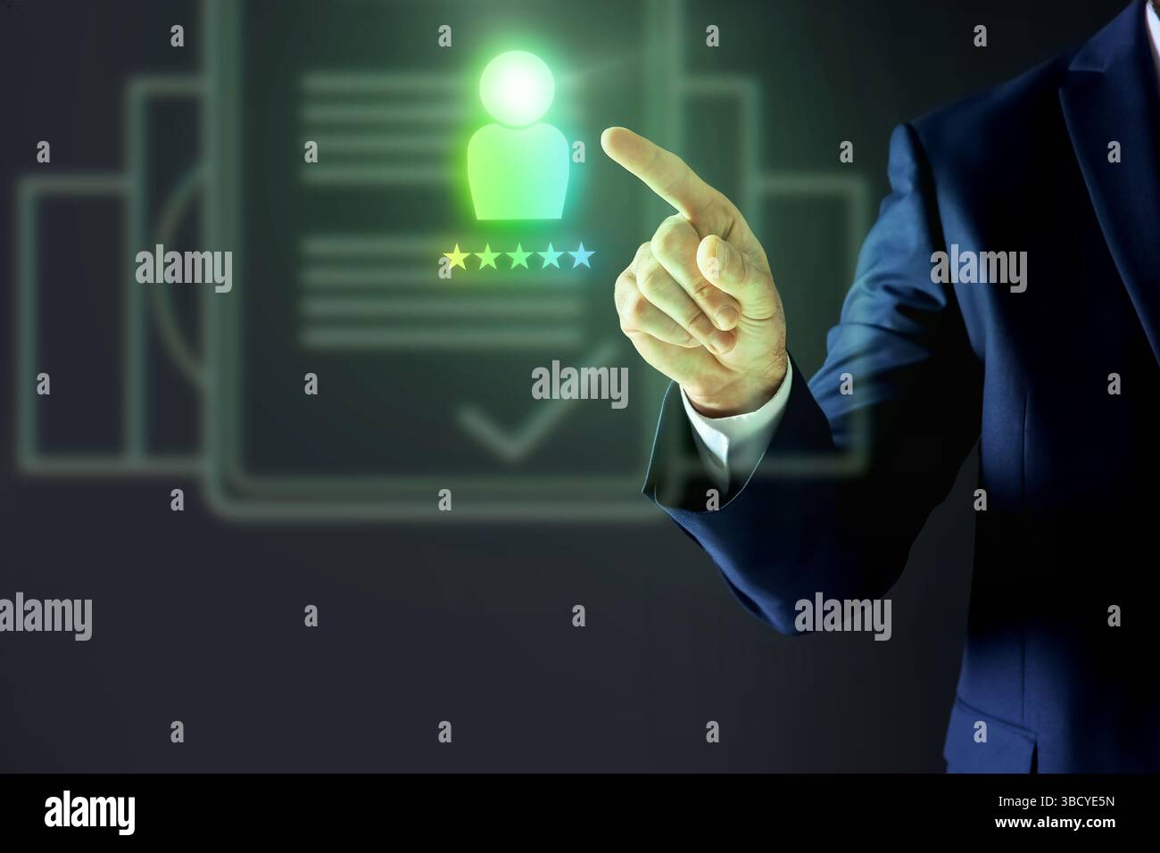 Recrutement, recherche d'employés. Responsable des ressources humaines choisissant le CV du candidat sur écran virtuel sur fond noir, gros plan Banque D'Images