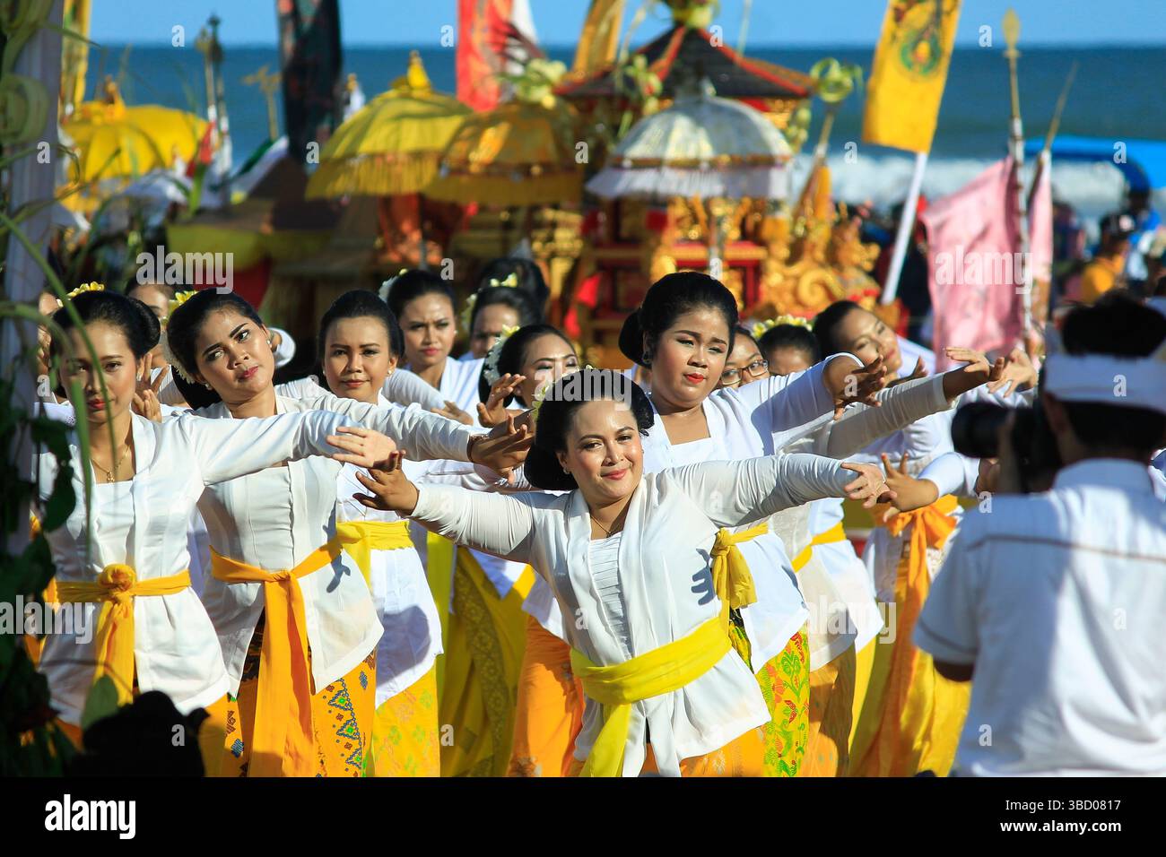 De belles femmes hindoues se déplacent gracieusement à la danse Rejang lors de la célébration de la cérémonie religieuse Melasti. Banque D'Images