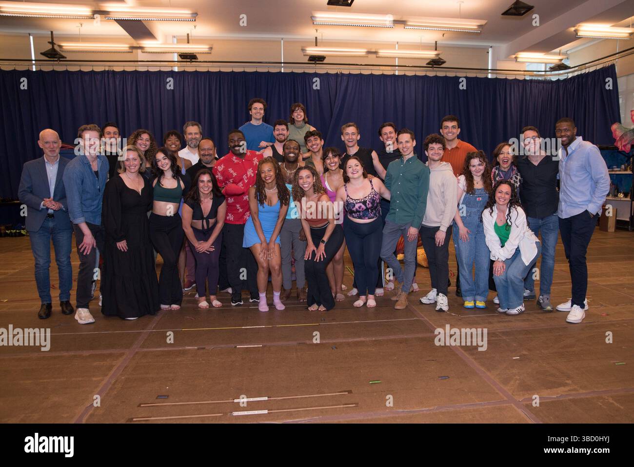 Jared Goldsmith, Haven Burton, Graham Rowat, Aubrey Matalon, Kyle Parker Taylor, Hillary Fisher, Mark Doyle, Christopher Gurr, Sean Patrick Doyle, Nick Cortazzo, Joann M. Hunter, David Baida, Caleb Bermejo, Kelsey Myron Cauthen, Tzintli Cerda, Jonathan Duvelson, Caroline Kane, Alexandra Matteo, Michael Milkanin, Mia Nelson, Justin O'Brien, Charlie Ray, Kaitlyn Louise Smith, Lily Rose, Taylor Rosenberger, Richard Westfahl, Peli Naomi Woods Inside pour THE LITTLE MERMAID Press Junket de Disney, New 42nd Street Studios, New York, NY, 21 mai 2025. Photo par : Simon Lindenblatt/Everett Collection Banque D'Images