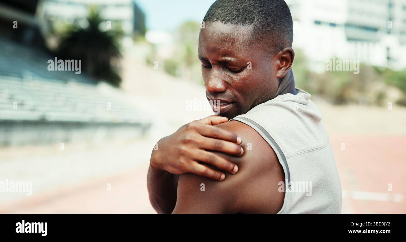 Homme noir, stade et douleur à l'épaule avec forme physique, entorse musculaire ou tension dans le ligament. Athlète, coureur et extérieur pour le sport avec exercice Banque D'Images