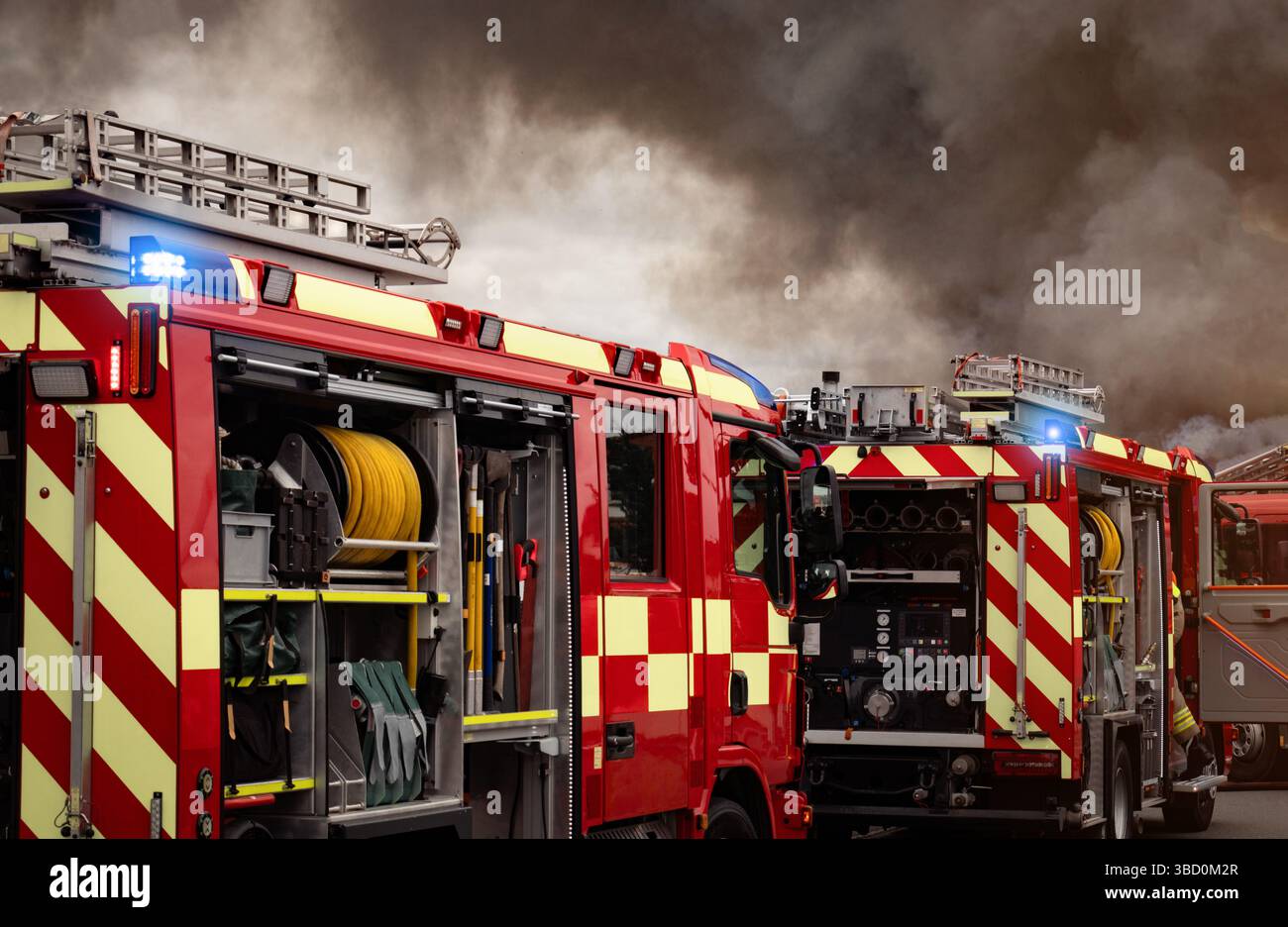 Pompiers services d'urgence moteurs d'incendie – camion de pompiers rouge du service d'incendie avec équipement de lutte contre l'incendie sur l'appareil de la caserne de pompiers sur les lieux. Banque D'Images