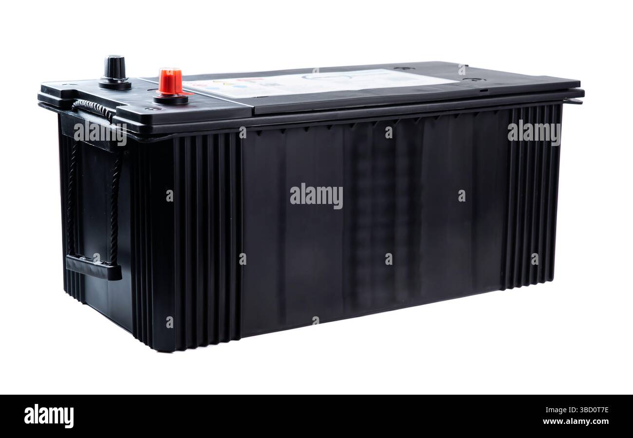 Batterie de camion noire large simple avec poignées latérales pour un levage facile. Unité d'alimentation robuste isolée sur fond blanc. Parfait pour catalogue ou magasin. Banque D'Images Batterie de camion noire large simple avec poignées latérales pour un levage facile. Unité d'alimentation robuste isolée sur fond blanc. Parfait pour catalogue ou magasin. Banque D'Images