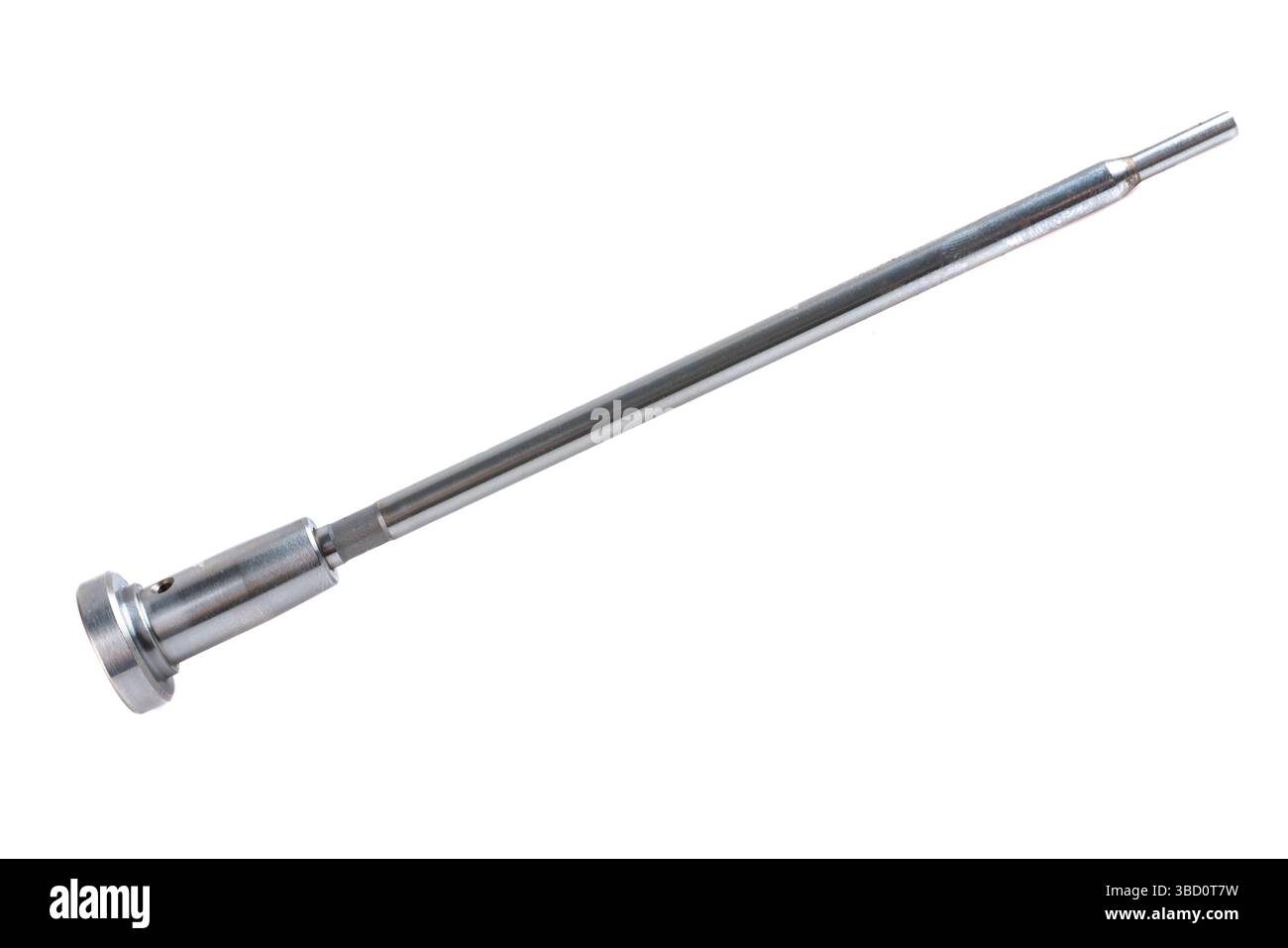 Valve de commande automobile unique isolée sur fond blanc. Pièce de voiture utilisée dans la régulation de carburant ou de fluide. Parfait pour l'affichage de magasin ou de catalogue. Banque D'Images