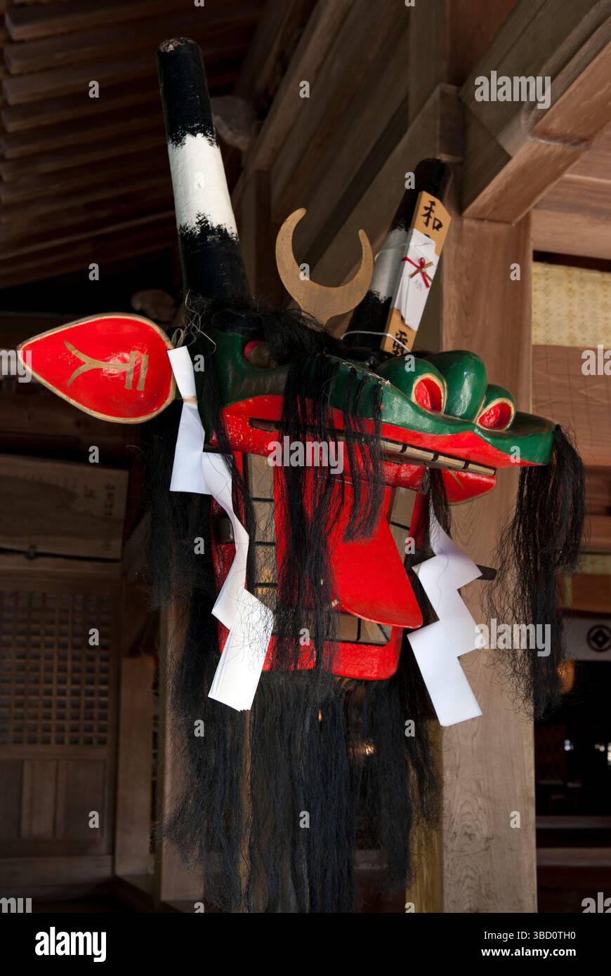 Création artistique d'un masque de taureau 'ushioni' dans un sanctuaire shinto de la ville d'Uwajima destiné à éloigner les mauvais esprits, Ehime, Japon. Banque D'Images