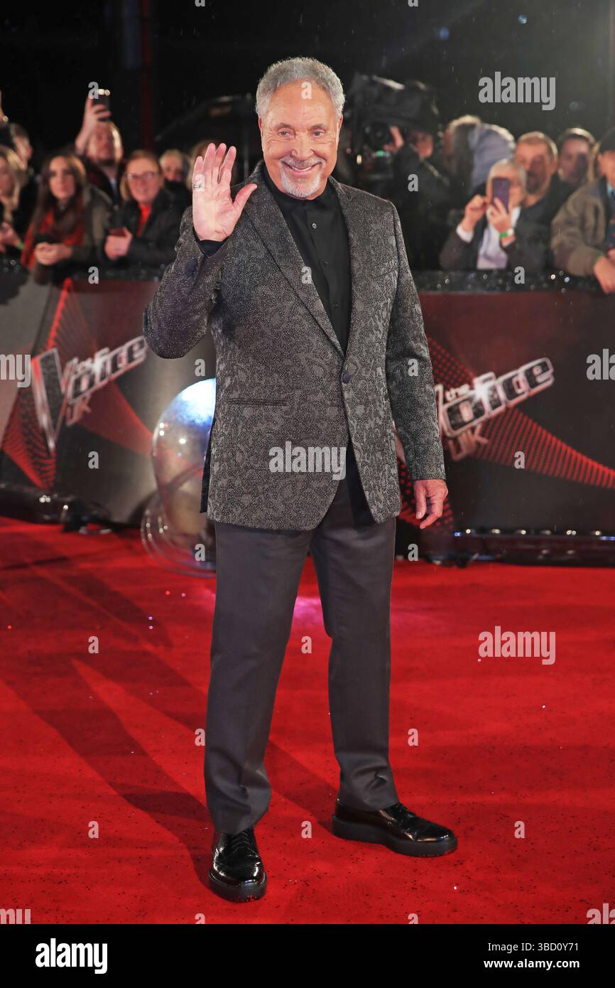 Photo du dossier datée du 14/10/19 de l'entraîneur de Voice UK Sir Tom Jones arrivant pour les auditions à l'aveugle à Salford, Manchester. Le chanteur gallois Sir Tom Jones, Frederick Forsyth, auteur du Day of the Jackal, et Val McDermid, auteur du crime écossais, font partie des créatifs qui figureront dans une nouvelle série de In My Own Words de la BBC. Date d'émission : jeudi 22 mai 2025. Banque D'Images