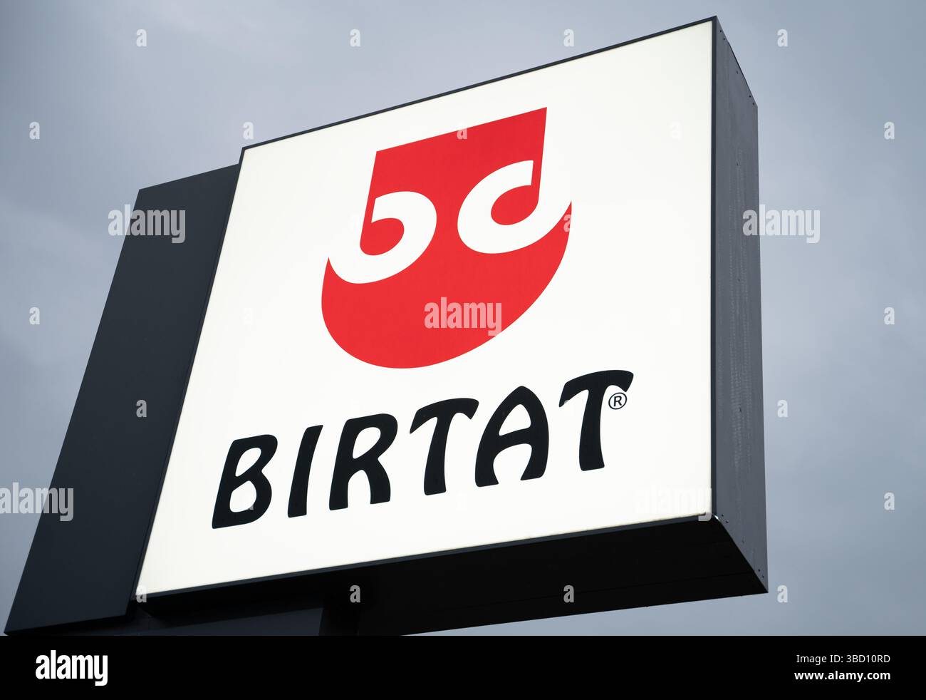 Murr, Allemagne. 22 mai 2025. Le logo Birtat. Une grève d’avertissement a lieu à l’usine de kebab Birtat à Murr. La grève a été déclenchée par le syndicat des aliments, des boissons et de la restauration (NGG) parce que les négociations précédentes sur la première convention collective ont échoué. Crédit : Markus Lenhardt/dpa/Alamy Live News Banque D'Images
