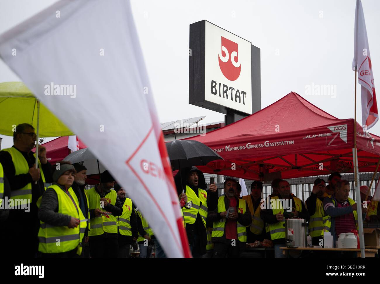 Murr, Allemagne. 22 mai 2025. Les grévistes se tiennent devant l'usine de kebab Birtat à Murr. La grève a été déclenchée par le syndicat des aliments, des boissons et de la restauration (NGG) parce que les négociations précédentes sur la première convention collective ont échoué. Crédit : Markus Lenhardt/dpa/Alamy Live News Banque D'Images