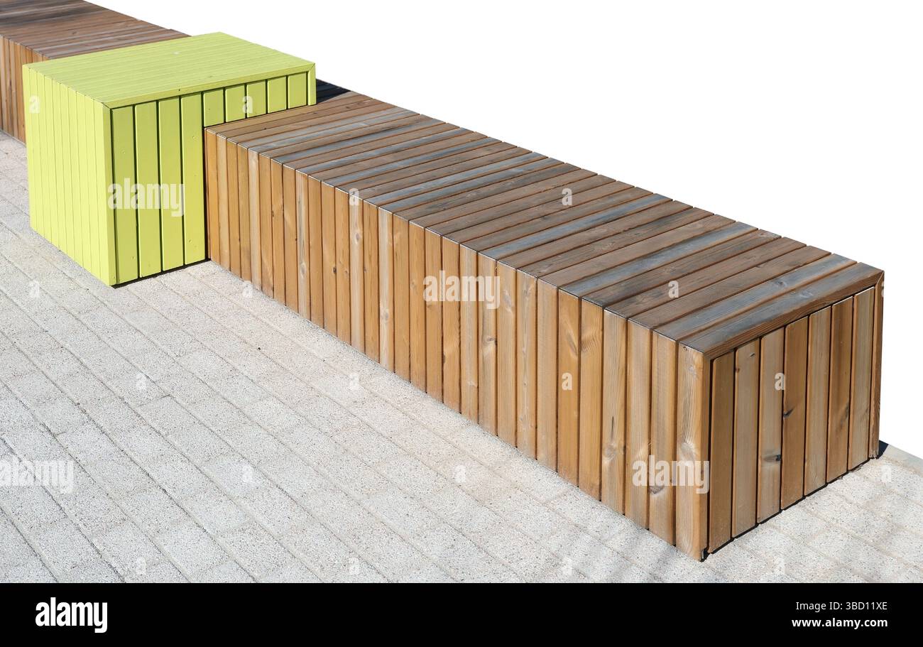 Banc rectangulaire en bois pour se reposer dans le parc public. Isolé sur blanc Banque D'Images