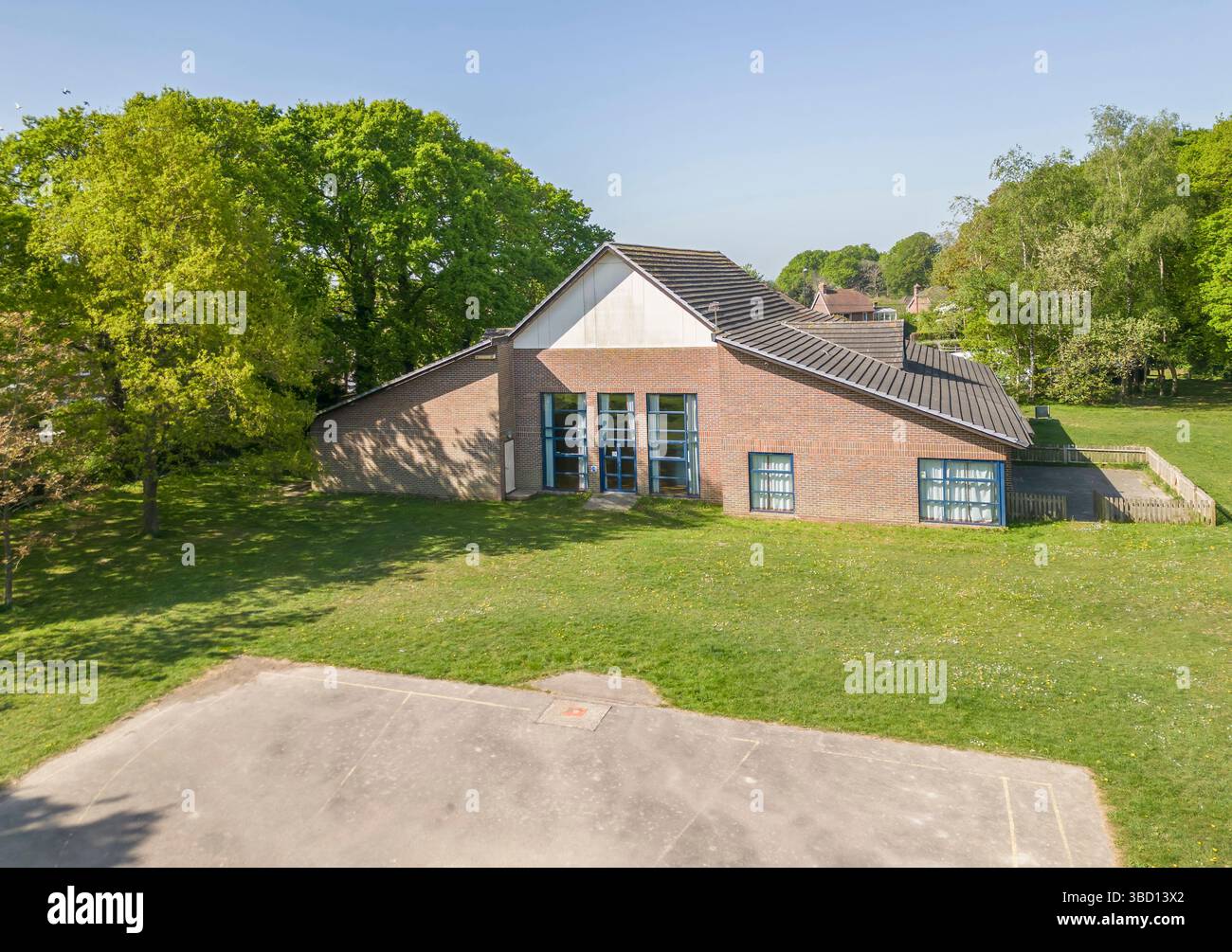 vue aérienne du centre communautaire du village de scaynes hill et terrain de loisirs dans l'ouest du sussex Banque D'Images