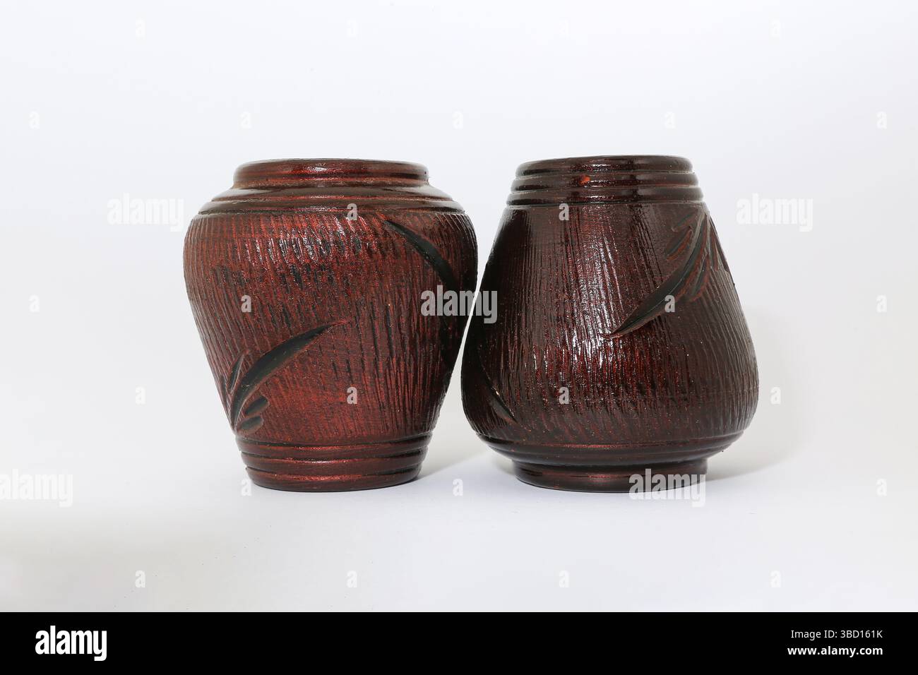 Deux pots en céramique de taille similaire disposés dans une forme symétrique créent une composition équilibrée. Banque D'Images